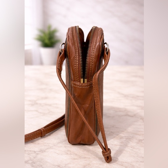 Louis Vuitton 1980's Monogram clutch-style. Horizontal exterior zipper. - Picture 3 of 5